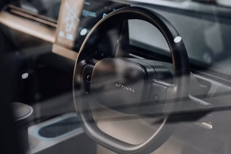 Arrival chỉ rõ rằng ngay cả khi kích thước tổng thể của Car chỉ ngang ngửa với Volkswagen Golf, thì chỗ để chân của hành khách phía sau thực tế lại lớn hơn ở một chiếc Rolls-Royce.