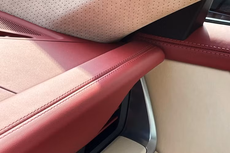 Đỏ Bordeaux, đen phối cùng da Olea màu be Atacama đẹp mắt là nội thất của xe Porsche 911 Targa 4S Heritage Design thứ 2 về nước, xe có huy hiệu mạ vàng với dòng chữ Heritage Design Edition cùng số thứ tự xe 921/992.