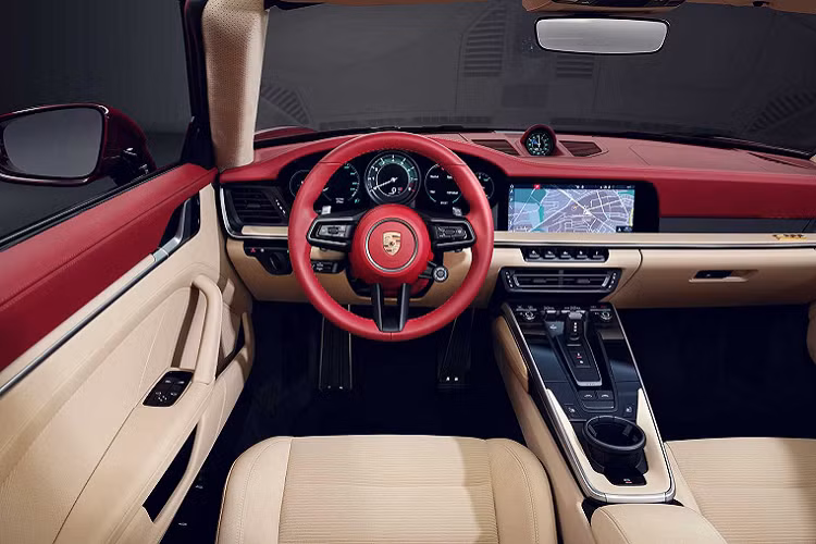 Sức mạnh của xe kết hợp cùng hộp số 8 cấp ly hợp kép, nhờ đó, phiên bản xe Porsche 911 Targa 4S Heritage Design có thể tăng tốc từ vị trí xuất phát lên 100 km/h chỉ trong thời gian 3,6 giây trước khi đạt vận tốc tối đa lên đến 304 km/giờ.