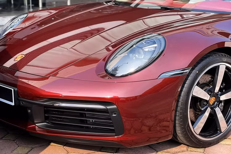 Khác với chiếc xe thể thao Porsche 911 phiên bản giới hạn Targa 4S Heritage Design đầu tiên về nước thuộc sở hữu của một người chơi xe Sài thành sở hữu rất nhiều tùy chọn đắt đỏ nhưng rất hiếm lăn bánh trên đường thì chiếc xe Porsche 911 Targa 4S Heritage Design thứ 2 mới đây đã bị bắt gặp hóng mát trên đường phố của Thủ Đô.