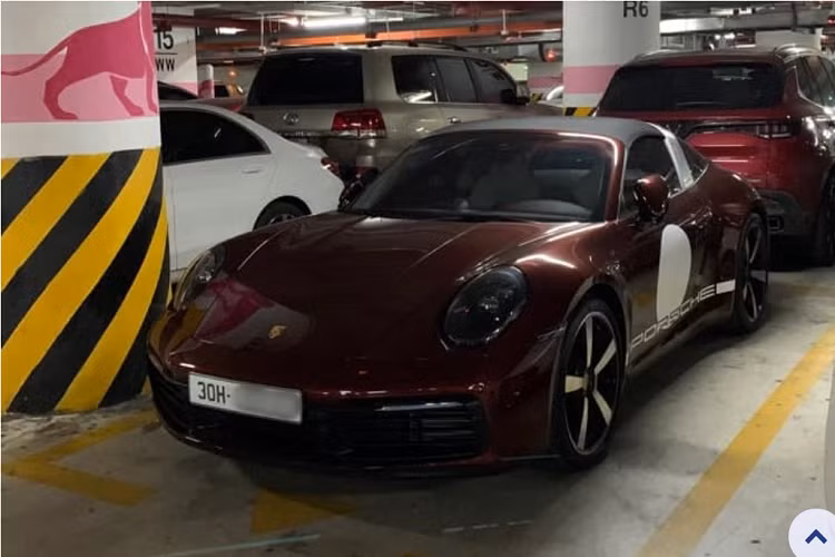 Siêu xe Porsche 911 Targa 4S Heritage Design mới được bán hạn chế và thông tin ban đầu cho rằng thường chỉ dành cho các khách hàng trung thành của hãng xe Đức, tất nhiên là các "thượng đế" chưa sở hữu các mẫu xe của Porsche cũng có thể sở hữu thông qua các đại lý chính hãng.