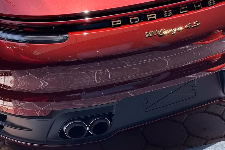 Đây là 1 trong 992 chiếc xe Porsche 911 Targa 4S Heritage Design giới hạn được sản xuất toàn cầu, xe mang số thự tự 921/992, cũng là sinh nhật cô con gái chủ xe.