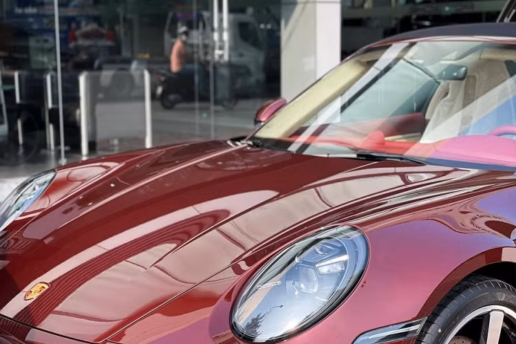 911 Targa 4S Heritage Design được đại lý xe Porsche chào bán khởi điểm từ 11,59 tỷ đồng tại dải đất hình chữ S, mức giá này chưa bao gồm các tuỳ chọn thêm của khách hàng khi có nhu cầu đặt riêng nên rất khó xác định giá lăn bánh của 2 chiếc xe Porsche 911 Targa 4S Heritage Design tại Việt Nam.