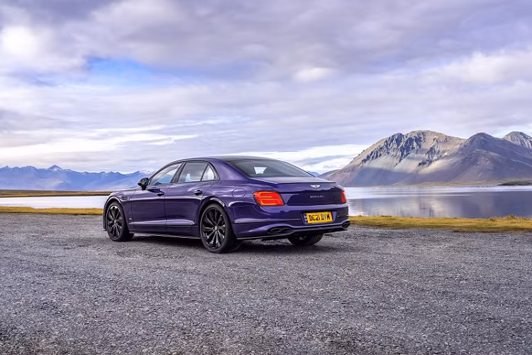 Theo đó, mẫu xe siêu sang Bentley Flying Spur Hybrid đã đi được quãng đường dài 733 km trên khắp Iceland chỉ với một bình nhiên liệu, đồng thời thải ra ít hơn 45% lượng CO2 so với một chiếc xe động cơ đốt trong thông thường. Thành tích này đạt được nhờ sử dụng nhiên liệu sinh học tiêu chuẩn EN228 từ năng lượng sinh khối (biomass), cụ thể là rơm phế thải.