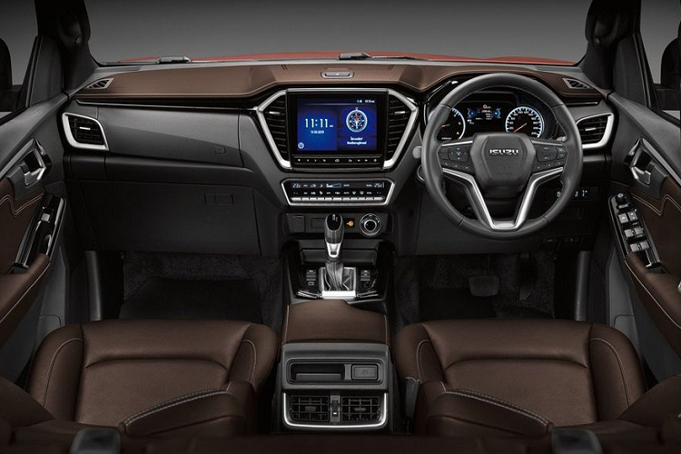 Tương tự như thế hệ cũ, Isuzu D-Max 2021 tại Việt Nam cũng được nhập khẩu nguyên chiếc từ Thái Lan. Được "lột xác" hoàn toàn, ngoại hình tổng thể của D-Max 2021 toát lên vẻ lanh lẹ, hung dữ hơn hẳn mẫu xe tiền nhiệm – đặc biệt là trong lớp thân vỏ Crew Cab 4×4 nhờ tấm lưới tản nhiệt lớn hơn, cụm pha bi-LED bóng bẩy hình chữ U đặc trưng và cản trước sắc nét.