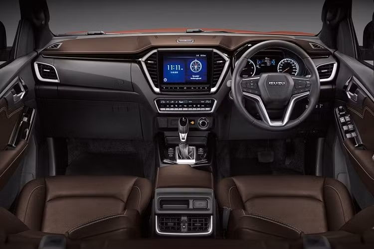 Tương tự như thế hệ cũ, Isuzu D-Max 2021 tại Việt Nam cũng được nhập khẩu nguyên chiếc từ Thái Lan. Được "lột xác" hoàn toàn, ngoại hình tổng thể của D-Max 2021 toát lên vẻ lanh lẹ, hung dữ hơn hẳn mẫu xe tiền nhiệm – đặc biệt là trong lớp thân vỏ Crew Cab 4×4 nhờ tấm lưới tản nhiệt lớn hơn, cụm pha bi-LED bóng bẩy hình chữ U đặc trưng và cản trước sắc nét.