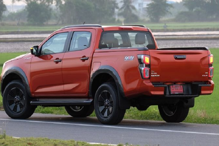 Tuy nhiên, so với đối thủ Ford Ranger 2021 thì mẫu xe bán tải Isuzu D-Max 2021 vẫn rẻ hơn đáng kể, cụ thể, bản cao cấp nhất của D-Max 2021 có giá còn thấp hơn cả bản cơ sở của Ranger XLT Limited. Nhìn chung, trong phân khúc xe bán tải cỡ trung, Isuzu D-Max 2021 có giá bán rất cạnh tranh.