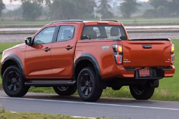Tuy nhiên, so với đối thủ Ford Ranger 2021 thì mẫu xe bán tải Isuzu D-Max 2021 vẫn rẻ hơn đáng kể, cụ thể, bản cao cấp nhất của D-Max 2021 có giá còn thấp hơn cả bản cơ sở của Ranger XLT Limited. Nhìn chung, trong phân khúc xe bán tải cỡ trung, Isuzu D-Max 2021 có giá bán rất cạnh tranh.