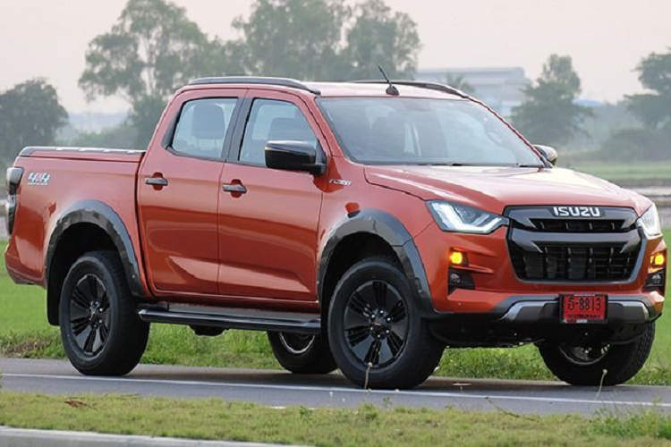 Lô Isuzu D-Max 2021 mới đầu tiên về Việt Nam hiện đang hoàn tất các thủ tục thông quan. Theo kế hoạch, xe sẽ được bán ra vào khoảng tháng 4 năm nay. Đại lý cũng đã tiết lộ rằng D-Max mới tại Việt Nam sẽ có ba phiên bản LS MT, LS AT và AT Type Z kèm giá dự kiến tương ứng là 630 - 650 - 790 triệu đồng, tăng 30 - 35 triệu đồng so với mẫu cũ.