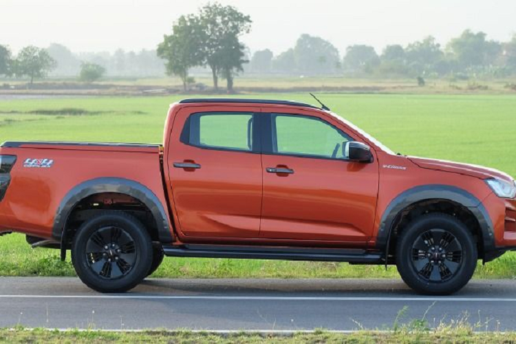 D-Max 2021 sở hữu thân hình vô cùng vững chãi, nổi bật là dải đèn hậu LED kép giúp chiếc xe trở nên sắc sảo hơn. Sự xuất hiện của cản sau dạng bậc khiến chiếc xe trở nên càng uy lực hơn. Xe được trang bị bộ mâm kích thước 17 hoặc 18 inch.