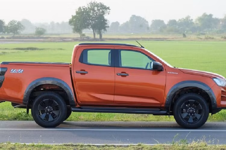 D-Max 2021 sở hữu thân hình vô cùng vững chãi, nổi bật là dải đèn hậu LED kép giúp chiếc xe trở nên sắc sảo hơn. Sự xuất hiện của cản sau dạng bậc khiến chiếc xe trở nên càng uy lực hơn. Xe được trang bị bộ mâm kích thước 17 hoặc 18 inch.