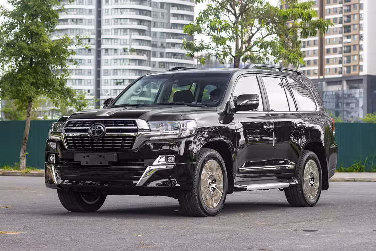 Là mẫu xe địa hình nhưng Land Cruiser Executive Lounge được trang bị rất nhiều các hệ thống hỗ trợ vận hành trên cao tốc như cảnh báo lệch làn, cảnh báo điểm mù, cảnh báo tiền va chạm với xe đi trước, nhận diện biển báo giao thông. Hệ thống Adaptive Cruise Control, camera 360, hệ thống phát mạng Wifi.