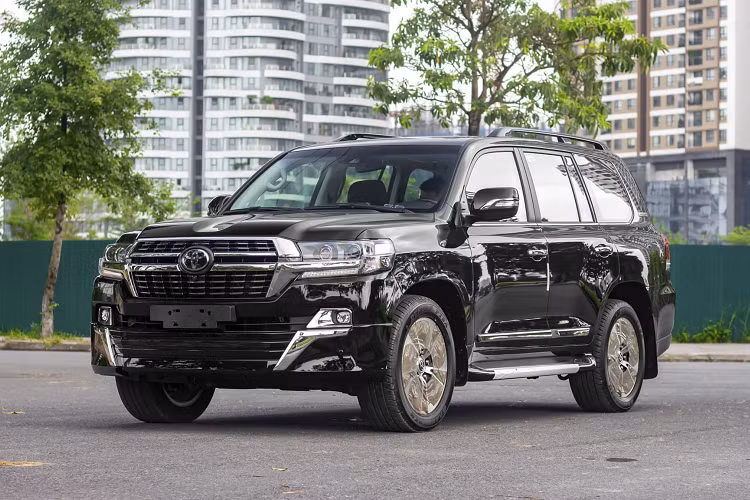 Mẫu xe SUV Toyota Land Cruiser nổi tiếng bởi tính bền bỉ, ổn định cao đầu bảng của Toyota luôn nhận được sự quan tâm của nhiều tay chơi xe. Nhiều khách hàng Việt mong muốn sự khác biệt về trang bị và xuất xứ đã không ngần ngại đặt mua Land Cruiser phiên bản dành cho các thị trường lớn trên thế giới như Trung Đông, Bắc Mỹ, Nga. Tuy nhiên, đa số các xe Land Cruiser đang lăn bánh ở Việt Nam đều dùng động cơ xăng V8 dung tích 4.6 hoặc 5.7 lít.
