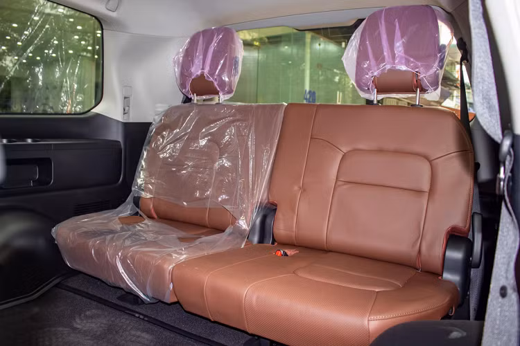 Land Cruiser còn được trang bị các tính năng đi off-road như hệ thống Crawl Control giúp xe thoát lầy, hệ thống lựa chọn đa địa hình (Multi Terrain Select). Trong đó, Crawl Control là hệ thống vận hành tiêu chuẩn trên các dòng xe SUV và bán tải của Toyota tại Mỹ.