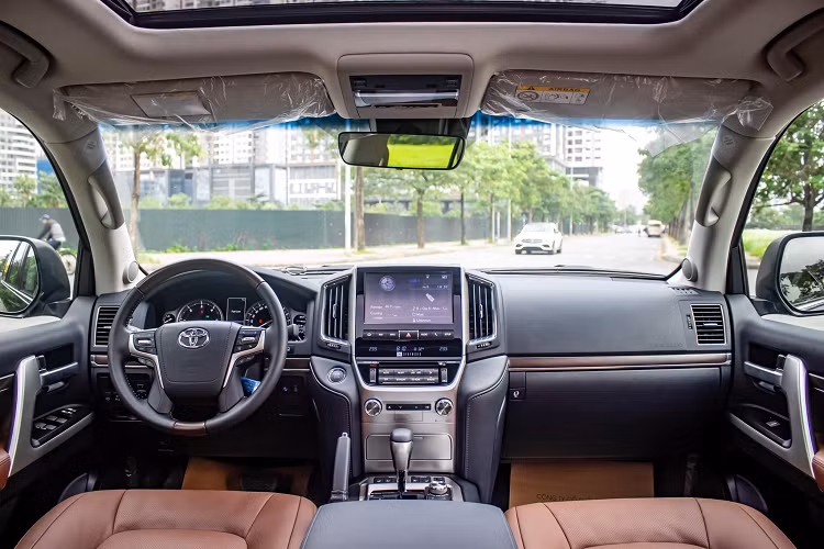 Động cơ diesel V8 dung tích 4.5 lít có mức tiêu thụ nhiên liệu của động cơ này theo công bố là 9.5 lít/100 km, thấp hơn rất nhiều so với mức 13.8 lít/100 km ở bản máy xăng 5.7 lít khi đi đường trường.