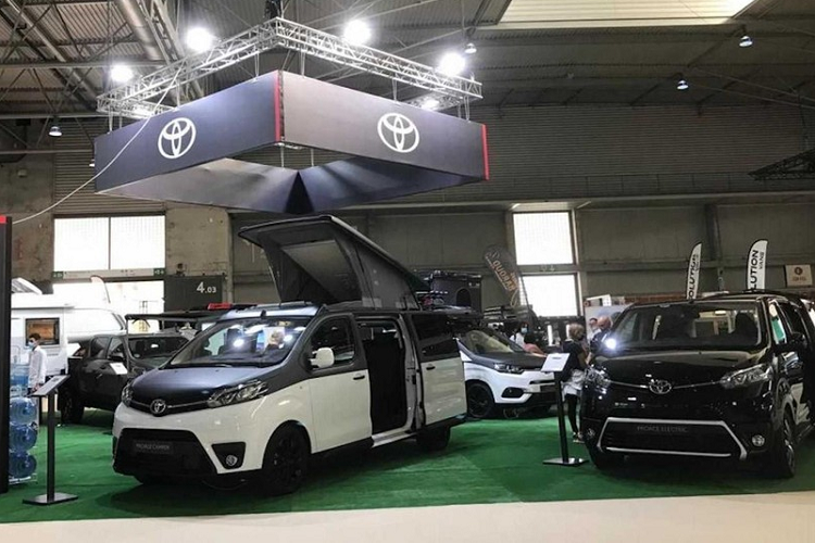 Mẫu xe có kích thước lớn nhất trong số đó là Proace Verso Camper, một chiếc minivan vừa tiện nghi vừa thực dụng cho cả gia đình. Nó có phần nóc bật lên trên, trong khi các tiện nghi nội thất bao gồm ghế ngồi có đế xoay, tủ lạnh 40 lít, và mô-đun bồn rửa-nhà bếp có thể tháo rời để sử dụng được cả trong xe và ngoài trời.