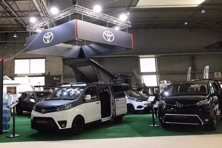 Mẫu xe có kích thước lớn nhất trong số đó là Proace Verso Camper, một chiếc minivan vừa tiện nghi vừa thực dụng cho cả gia đình. Nó có phần nóc bật lên trên, trong khi các tiện nghi nội thất bao gồm ghế ngồi có đế xoay, tủ lạnh 40 lít, và mô-đun bồn rửa-nhà bếp có thể tháo rời để sử dụng được cả trong xe và ngoài trời.