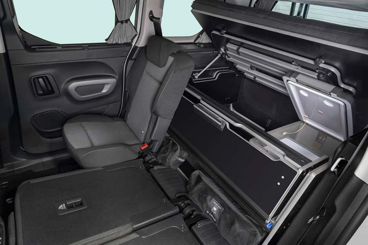 Toyota Proace City Mini Camper 2021 mới có một giường nội thất/ghế ngồi cùng bàn có thể tháo rời để sử dụng bên trong và ngoài trời, vòi sen 10 lít và tủ lạnh điện, trong khi tùy chọn lều bật lên nóc cũng có sẵn.