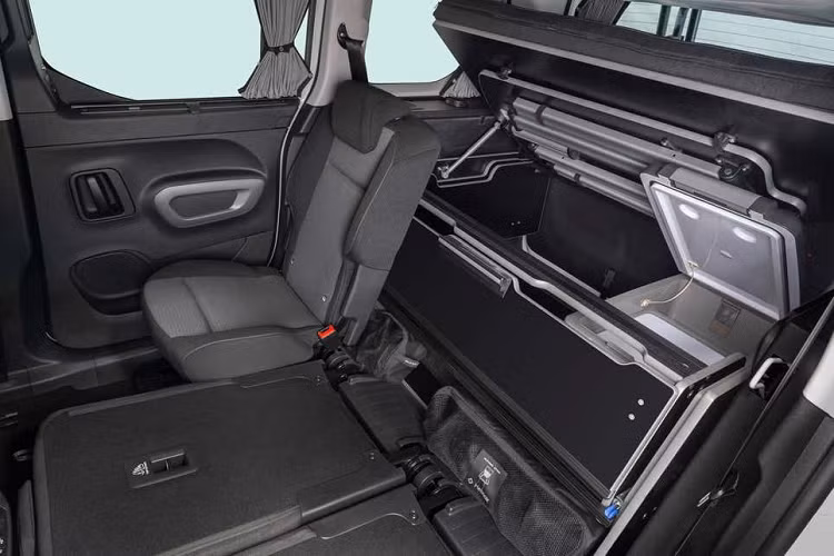 Toyota Proace City Mini Camper 2021 mới có một giường nội thất/ghế ngồi cùng bàn có thể tháo rời để sử dụng bên trong và ngoài trời, vòi sen 10 lít và tủ lạnh điện, trong khi tùy chọn lều bật lên nóc cũng có sẵn.