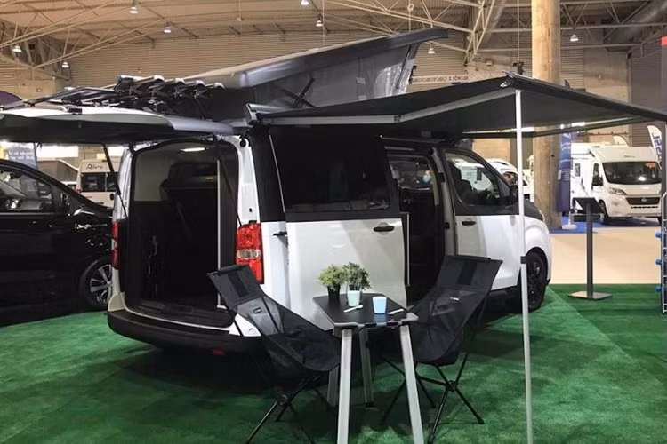 Cụ thể hơn, chi nhánh Toyota Tây Ban Nha đã hợp tác với Tinkervan để biến những chiếc Proace và Hilux thành phương tiện cắm trại tiện ích, đáp ứng nhu cầu những người thích đi chơi xa vài ngày bằng ôtô và hòa nhập cùng thiên nhiên. Trong số 4 mẫu xe mới ra mắt, 3 là dựa trên Proace, và 1 là dựa trên Hilux.