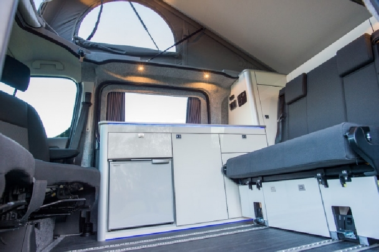 Hai mẫu xe cắm trại còn lại là Proace Verso Electric với bộ kit tự lắp đặt và Toyota Hilux Invincible, nhưng Toyota Tây Ban Nha không chia sẻ nhiều thông tin chi tiết về chúng.