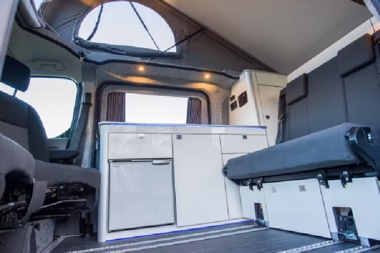 Hai mẫu xe cắm trại còn lại là Proace Verso Electric với bộ kit tự lắp đặt và Toyota Hilux Invincible, nhưng Toyota Tây Ban Nha không chia sẻ nhiều thông tin chi tiết về chúng.