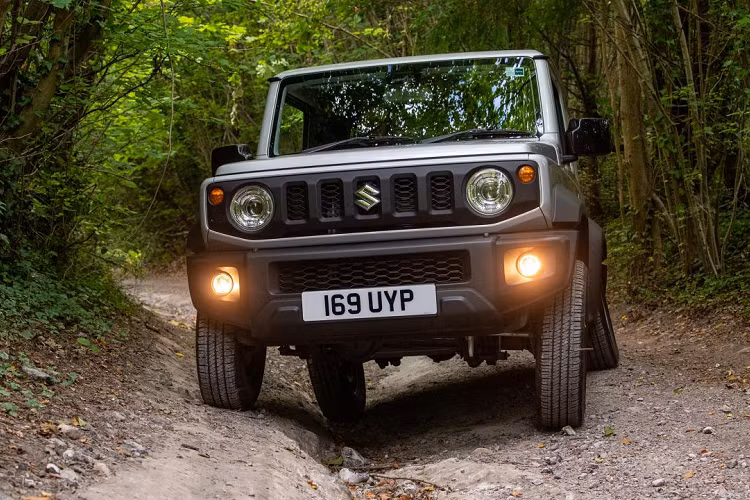 Vì có giá hợp túi tiền nên Suzuki Jimny bán khá chạy thị trường Indonesia. Thậm chí, vào hồi tháng 10 năm ngoái, giới báo chí địa phương tại Indonesia còn khẳng định nếu khách hàng nước này đặt mua Suzuki Jimny lúc đó thì phải chờ đến 20 năm mới có thể nhận xe. Nhu cầu mua mẫu SUV này cao đến mức vào hồi tháng 9/2019, Suzuki chi nhánh Indonesia đã ngừng nhận đơn đặt hàng dành cho Jimny thế hệ mới.