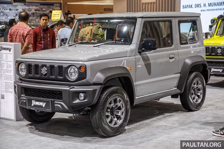 Mẫu SUV cỡ nhỏ Suzuki Jimny thế hệ mới đã chính thức trình làng tại Indonesia vào hồi giữa năm 2019 và có giá bán khá "mềm" so với những thị trường Đông Nam Á khác. Theo đó, Suzuki Jimny tại Indonesia trước đây có giá dao động từ 315,5 - 330 triệu Rupiah (khoảng 517 - 514 triệu đồng) dù nhập khẩu từ Nhật Bản. Trong khi đó, mẫu SUV này ở thị trường Thái Lan có giá lên đến 1,55 - 1,65 triệu Baht (1,18 - 1,26 tỷ đồng). Đó là chưa kể đến giá bán 114.100 SGD (1,97 tỷ đồng) của Suzuki Jimny ở thị trường Singapore.