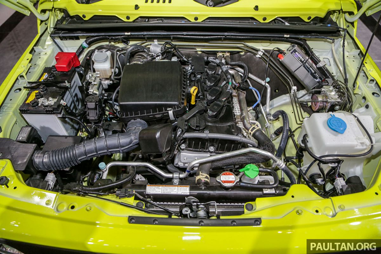 Bên ngoài, Suzuki Jimny thế hệ mới thế hệ mới có thiết kế vuông vắn và gợi liên tưởng đến SUV hạng sang Mercedes-Benz G-Class. Do đó, mẫu xe bình dân này đã được gọi là "tiểu Mercedes-Benz G-Class".