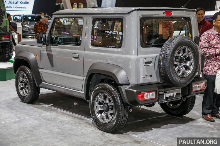 Không những thế, Suzuki Jimny đã qua sử dụng cũng được đẩy giá lên đến 450 triệu Rupiah (khoảng 710 triệu đồng), đắt hơn nhiều so với xe "mới toanh". Nguyên nhân là do mỗi tháng, chỉ có đúng 50 chiếc Suzuki Jimny thế hệ mới được nhập khẩu vào Indonesia. Ngoài ra, vì ảnh hưởng của đại dịch Covid-19 nên dây chuyền sản xuất mẫu xe này tại Nhật Bản đã bị đình trệ, ảnh hưởng đến nguồn cung.