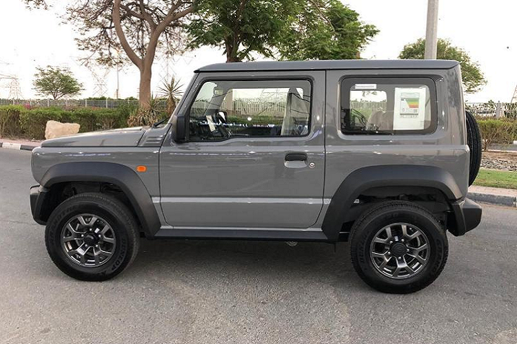 Lần đầu tiên ra mắt vào năm 2018, Suzuki Jimny thế hệ mới được phát triển dựa trên bộ khung hình thang và sử dụng trục cứng 3 liên kết với lò xo trụ phía trước và sau, mang đến khả năng off-road tốt hơn đồng thời cải thiện cảm giác lái thoải mái. Ngoài ra, xe còn có chiều cao gầm 210 mm, bán kính vòng quay 4,9 m, góc tiếp cận 37 độ, góc vượt đỉnh dốc 28 độ và góc thoát 49 độ.