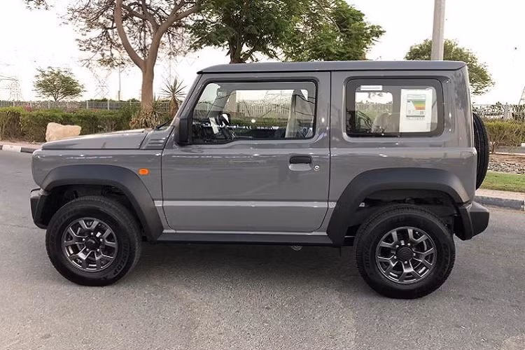 Lần đầu tiên ra mắt vào năm 2018, Suzuki Jimny thế hệ mới được phát triển dựa trên bộ khung hình thang và sử dụng trục cứng 3 liên kết với lò xo trụ phía trước và sau, mang đến khả năng off-road tốt hơn đồng thời cải thiện cảm giác lái thoải mái. Ngoài ra, xe còn có chiều cao gầm 210 mm, bán kính vòng quay 4,9 m, góc tiếp cận 37 độ, góc vượt đỉnh dốc 28 độ và góc thoát 49 độ.
