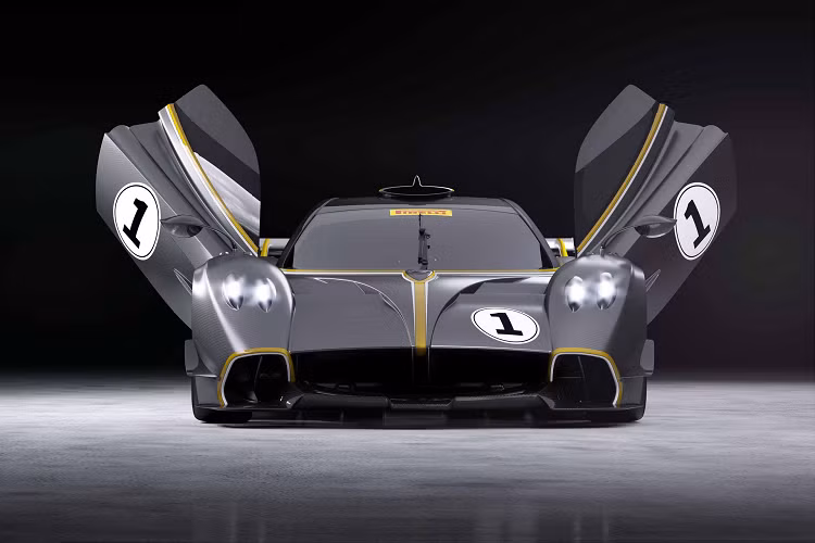 Đến với hệ thống treo, Pagani đã thiết kế đặc biệt cho mẫu xe này hệ thống treo tuyệt vời nhất mà hãng từng sản xuất. Hệ thống treo này gồm bộ treo trước với cấu trúc tay đòn kép độc lập với các lò xo trụ cùng hệ thống giảm chấn điều khiển chủ động điện tử. Xe cũng được sử dụng các chi tiết bằng nhôm có kết cấu phức tạp. Nhờ vào hệ thống treo này, chiếc Huayra R sẽ có được độ chính xác và độ phản hồi chưa từng có.