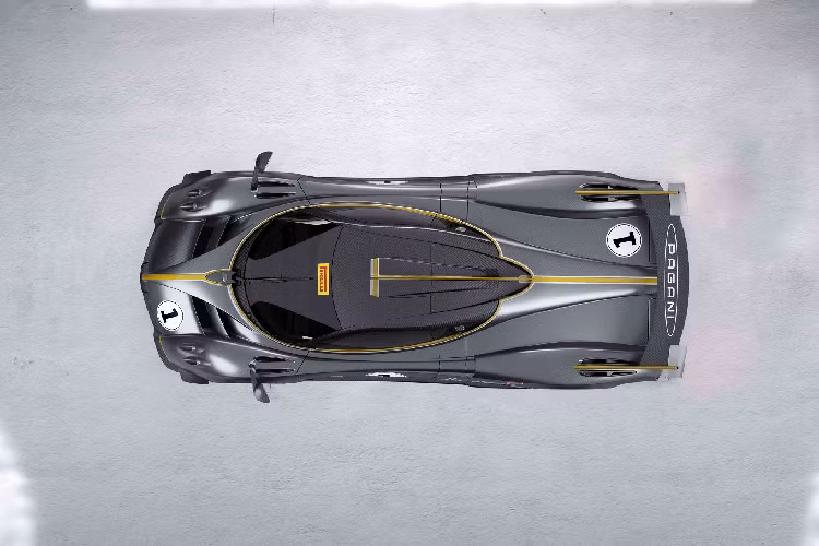 Một số chi tiết đáng chú ý khác ở ngoại thất phải kể đến như bộ ống hút gió đặt trên mui xe, cánh gió cố định và bộ khuếch tán cỡ lớn đặt phía sau. Mẫu xe này được trang bị mâm xe bằng hợp kim nhôm đúc nguyên khối APP có kích thước 19 inch. Bộ mâm này đi kèm lốp đua đường khô Pirelli P Zero để giúp khách hàng có độ bám đường, trải nghiệm lái chính xác và quãng đường phanh tối ưu nhất.