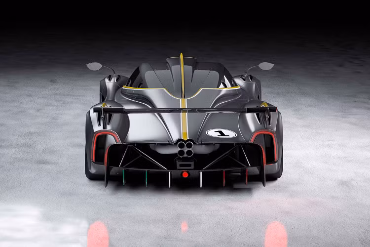 Pagani Huayra R sở hữu phần khung xe monocoque hoàn toàn mới được chế tạo bằng công nghệ composite tiên tiến nhất. Nó cũng tích hợp ghế ngồi cố định để đảm bảo sự an toàn tối đa cho hành khách. Chiếc xe sở hữu cơ cấu hấp thụ lực va chạm độc đáo. 