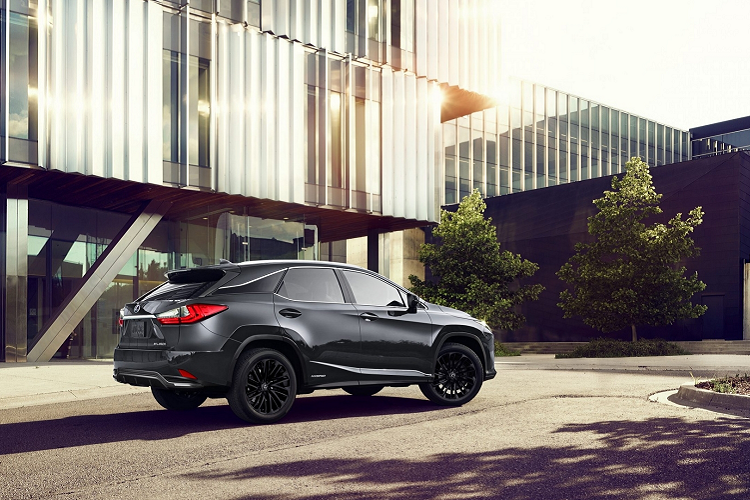 Các chi tiết khác nhấn mạnh phong cách tối màu bên trong có thể kể ra như thảm sàn, nỉ lót khoang hành lý và bọc chìa khóa. Các chi tiết ốp gỗ cho nội thất cũng được sơn phù màu đen tạo nên một sự đồng bộ cho phong cách Black Line.