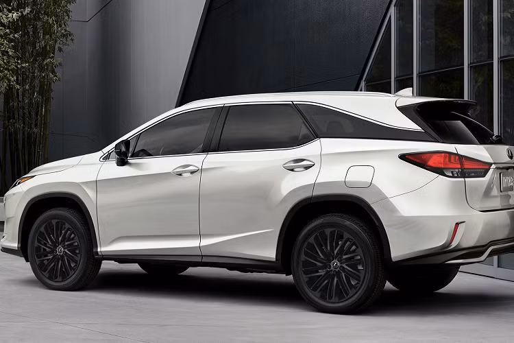 Phiên bản giới hạn giá xe Lexus RX L Black Line 2022 khởi điểm từ 52.030 USD (khoảng 1,2 tỷ đồng) cho phiên bản RX 350L sử dụng động cơ 3.5L V6 290 mã lực. Trong khi đó phiên bản RX 450hL trang bị động cơ hybrid tự sạc điện 308 mã lực cao cấp nhất có giá từ 55.290 USD (khoảng 1,27 tỷ đồng).