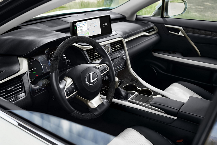 Không gian bên trong mẫu SUV 7 chỗ Lexus RX L Black Line 2022 mới sẽ có cách phối màu tương phản với ngoại thất và hoàn thiện bởi phần lớn chi tiết sơn đen. Ghế ngồi được bọc da Nuluxe 2 tông màu đen và trắng. Đặc biệt hàng ghế trước sẽ nổi bật hơn với những đường chỉ nổi màu xanh, tương đồng với các chi tiết khác như hộc để đồ trung tâm, viền vô lăng, cũng như trên mặt táp lô.