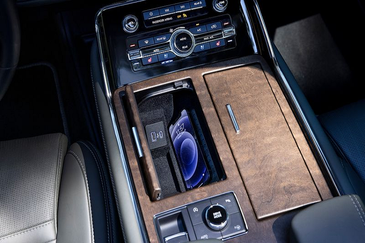 Nội thất của Lincoln Navigator 2022 được hoàn thiện trong những vật liệu cao cấp như da bọc đắt tiền, các chi tiết trang trí bằng kim loại hay ốp gỗ óc chó, gỗ Khaya, khắc laser tỉ mỉ...