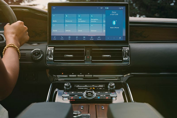 Tiếp tục chủ đề công nghệ, Lincoln Navigator 2022 sở hữu hệ thống thông tin giải trí SYNC4 mới trực quan, dễ tùy chỉnh hơn và có khả năng tính toán gấp đôi so với đời cũ, kích thước màn hình cũng được tăng lên 13,2 inch, trong khi đó, cụm đồng hồ kỹ thuật số là loại 12 inch.