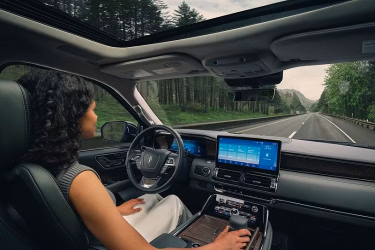 Ngoài ra, Navigator nâng cấp còn có công nghệ nhận dạng giọng nói ngôn ngữ tự nhiên, hỗ trợ Android Auto và Apple CarPlay không dây, cập nhật qua mạng và trợ lý ảo Amazon Alexa để phát nhạc, chỉ đường, kiểm tra tình trạng giao thông, tìm chỗ đậu xe và quản lý các thiết bị nhà thông minh từ xa. Cũng nhờ Alexa, chủ xe có thể làm nhiều thứ với Navigator ngay khi ngồi trong nhà thông qua ứng dụng Lincoln Way, như là khóa/mở cửa xe