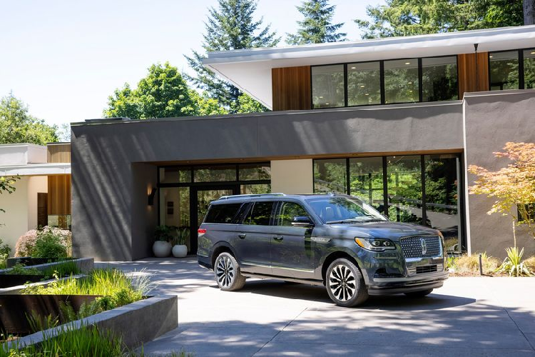Đuôi xe Lincoln Navigator 2022 thế hệ mới cũng được sửa đổi với đèn hậu LED gọn gàng và tối giản hơn, hiệu ứng chiếu sáng độc đáo khi bật và tắt tương ứng với chào đón và tạm biệt.