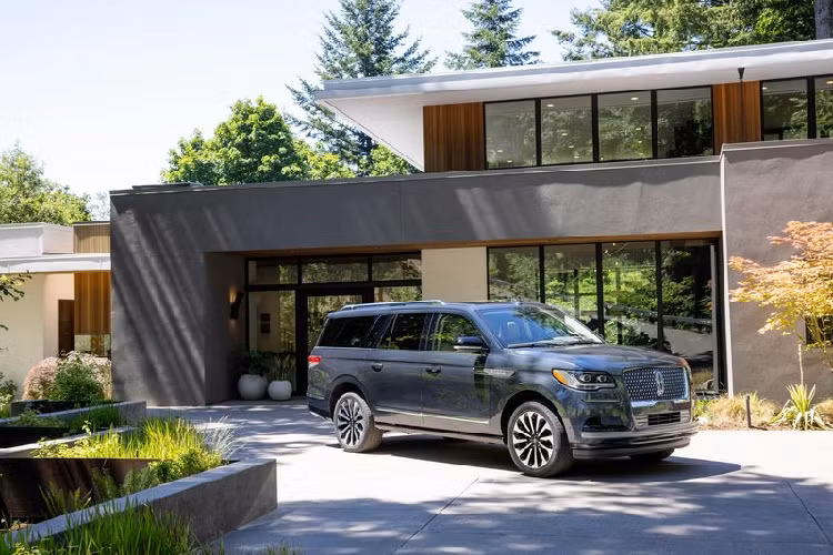 Đuôi xe Lincoln Navigator 2022 thế hệ mới cũng được sửa đổi với đèn hậu LED gọn gàng và tối giản hơn, hiệu ứng chiếu sáng độc đáo khi bật và tắt tương ứng với chào đón và tạm biệt.
