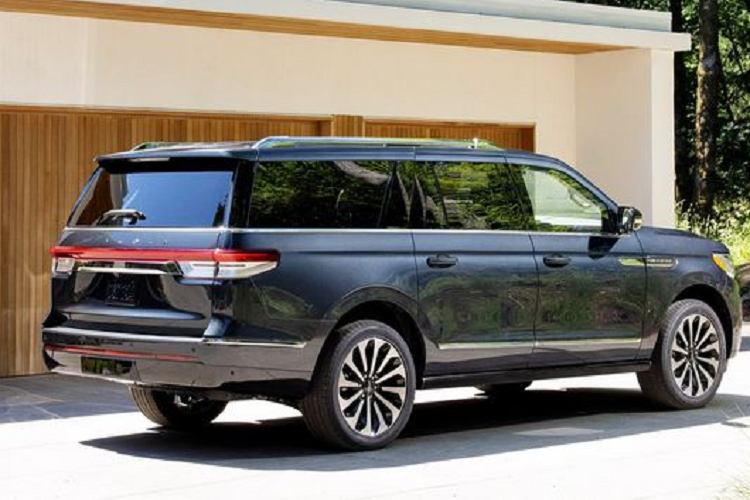 Cung cấp sức mạnh cho Lincoln Navigator 2022 là khối động cơ tăng áp kép V6 3.5L sản sinh công suất 440 mã lực và mô-men xoắn cực đại 691 Nm, ít hơn 10 mã lực so với bản cũ, nhưng nó được kết nối với hộp số tự động 10 cấp và hệ dẫn động 4 bánh tùy chọn.