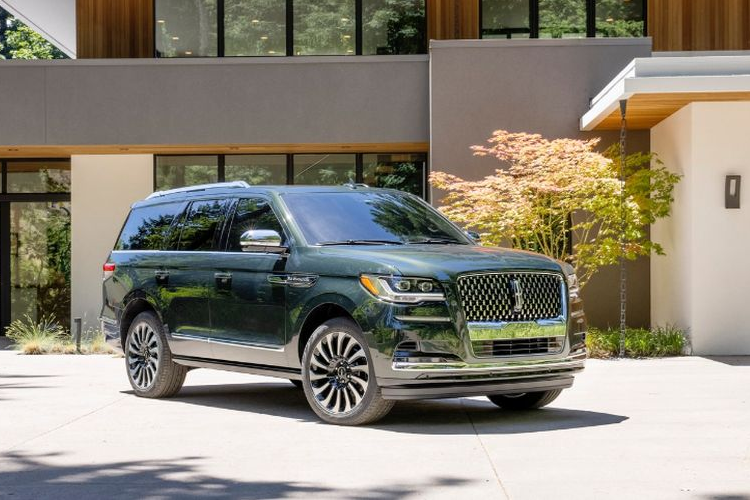 Về cơ bản, Lincoln Navigator 2022 ActiveGlide chính là một bản nâng cấp của BlueCruise đã được Lincoln giới thiệu từ lâu, hệ thống lái bán tự động trên Navigator 2022 sử dụng nhiều camera và cảm biến ra-đa giúp chiếc SUV có thể tự lái hơn 209.215 km đường cao tốc đủ điều kiện ở Bắc Mỹ.