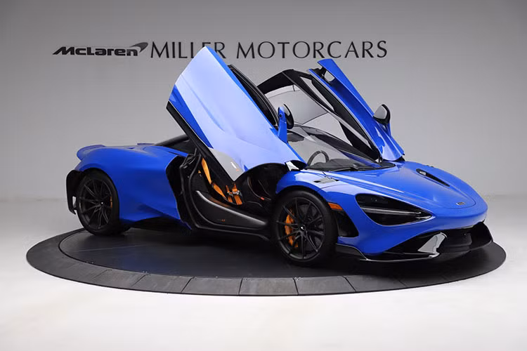 Giờ đây, khách hàng hoặc đơn giản là những người mê xe có thể tự tạo ra một chiếc McLaren 765LT Spider đặc biệt theo ý muốn của bản thân. McLaren cung cấp cho siêu xe mui trần 765LT Spider hàng loạt lựa chọn để mọi người mặc sức sáng tạo.