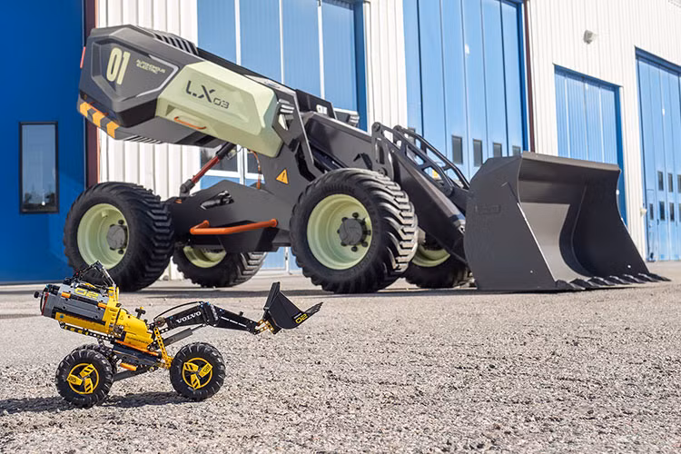 Dự án bắt đầu vào năm 2016 khi một nhóm những con người nhiệt tình bày tỏ tầm nhìn của mình về một chiếc máy xúc lật tự hành. Kết quả, họ đã tạo ra một chiếc Volvo LX03 phong cách Lego với nhiều tính năng thực tế đến mức khó tin.