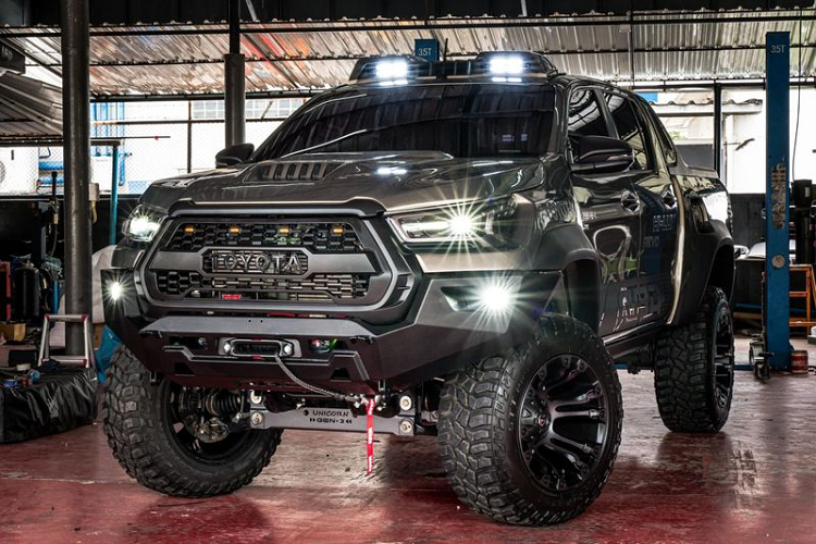 Để việc ra / vào xe dễ dàng hơn, chiếc bán tải còn được bổ sung các bậc bên tự động triển khai và thu vào.