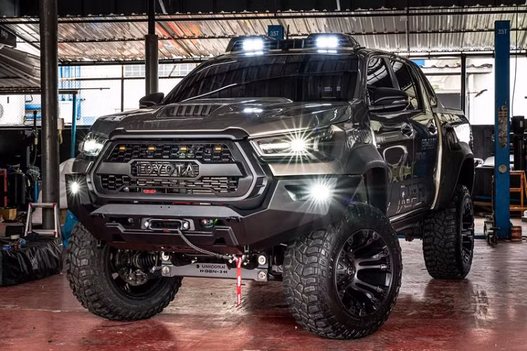 Để việc ra / vào xe dễ dàng hơn, chiếc bán tải còn được bổ sung các bậc bên tự động triển khai và thu vào.