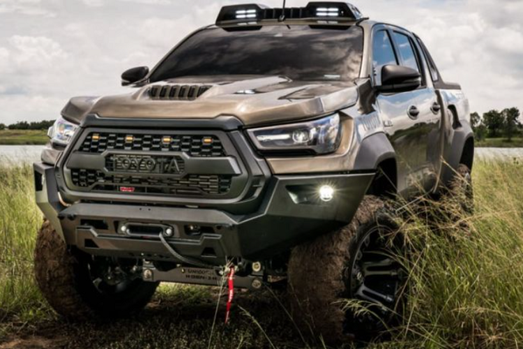 Các nâng cấp cũng gồm bộ la-zăng mới đi kèm lốp địa hình chuyên cho địa hình bùn đất và hệ thống treo Old Man Emu cung cấp mức nâng 51 mm, 102 mm hoặc 152 mm, đồng thời cải thiện khả năng off-road của Toyota Hilux từ Pathfinder.